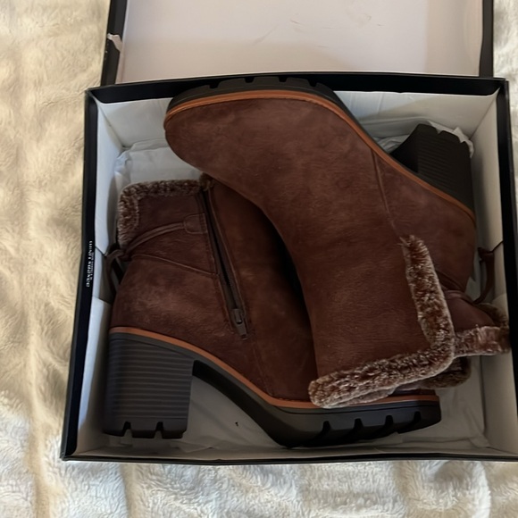 New In Box 9.5 M chocolate Suede Boots Naturalizer - Picture 2 of 9